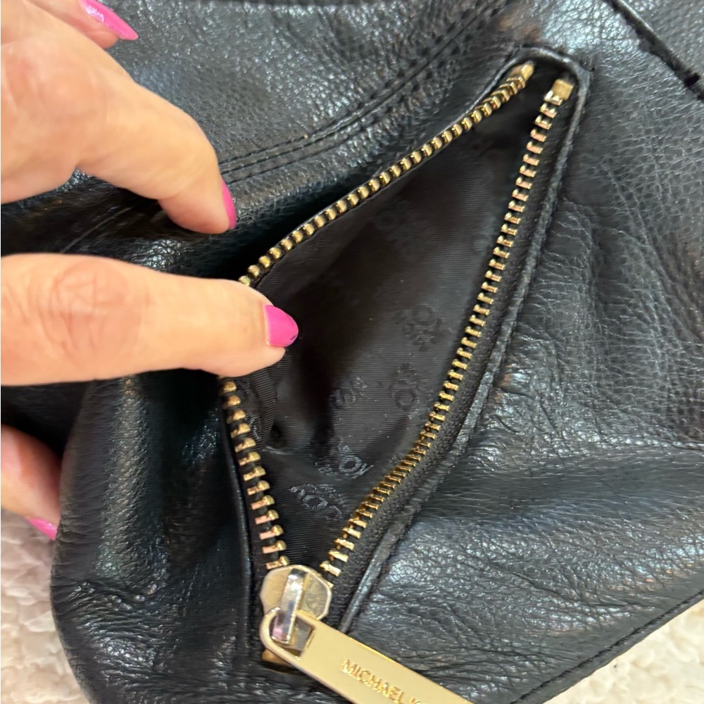 MICHAEL KORS | Black Leather Crossbody Bag - Picture 9 of 13